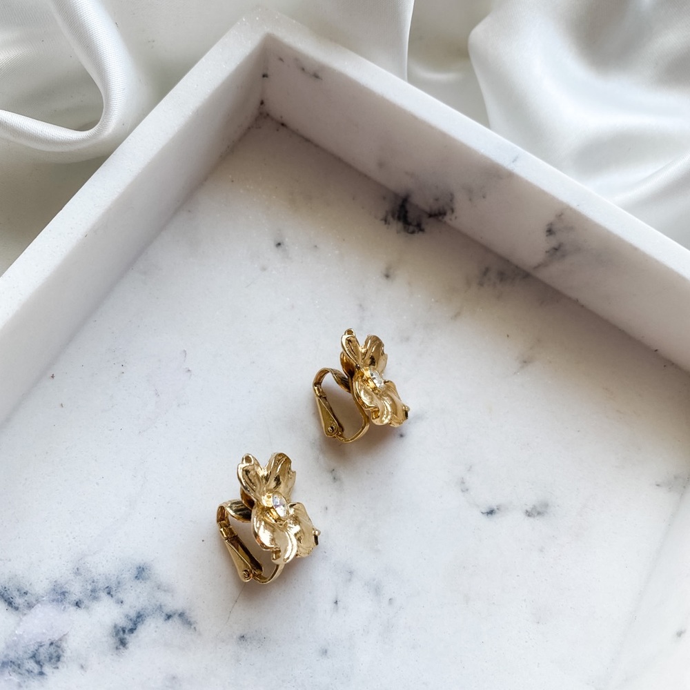 Vintage Golden Flower Clip On Earrings - Picture 6 of 7